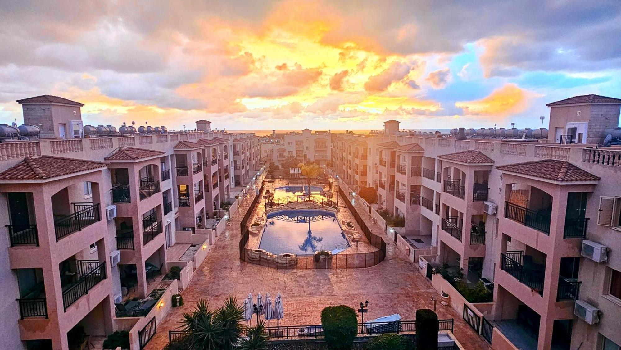 Royal-Seacrest Oasis, Pool-Side Apartamento Pafos Exterior foto