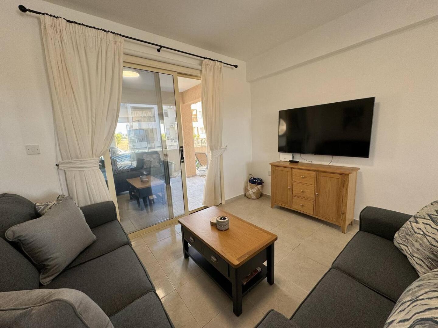 Royal-Seacrest Oasis, Pool-Side Apartamento Pafos Exterior foto