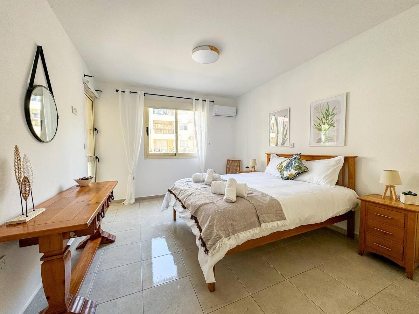 Royal-Seacrest Oasis, Pool-Side Apartamento Pafos Exterior foto